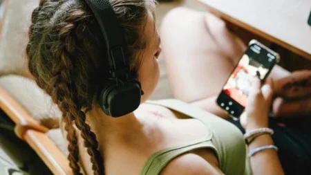 YouTube tinejdžerima i dalje preporučuje videosadržaje koji promoviraju poremećaje u ishrani