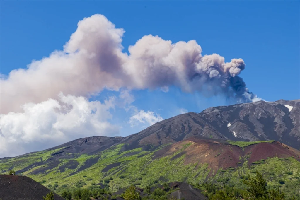 Vazdušni saobraćaj iznad Sicilije poremećen: Etna izbacuje pepeo i izaziva otkazivanja letova