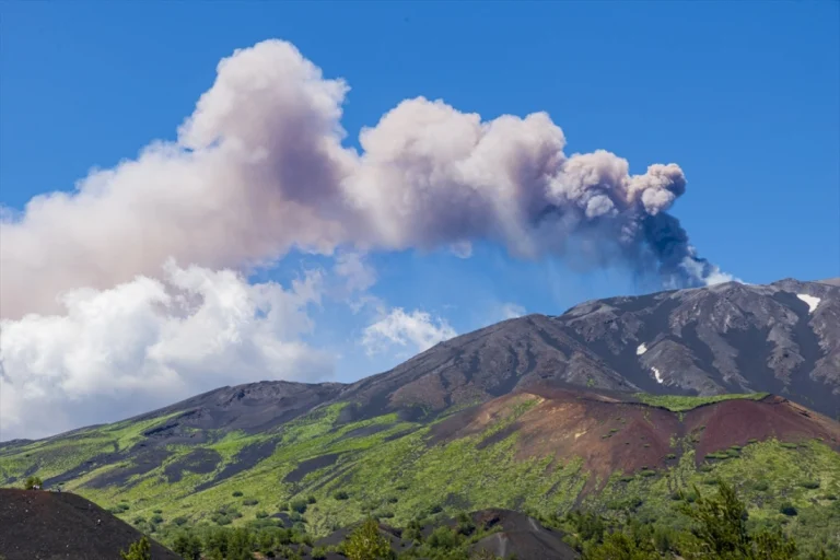 Vazdušni saobraćaj iznad Sicilije poremećen: Etna izbacuje pepeo i izaziva otkazivanja letova Vazdušni saobraćaj iznad Sicilije poremećen: Etna izbacuje pepeo i izaziva otkazivanja letova