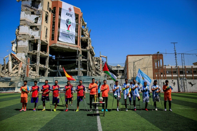 Palestinski amputirci odigrali simboličnu fudbalsku utakmicu na ratom oštećenom stadionu u Gazi uoči finala Svjetskog prvenstva Palestinski amputirci odigrali simboličnu fudbalsku utakmicu na ratom oštećenom stadionu u Gazi uoči finala Svjetskog prvenstva