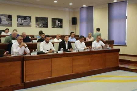 Gradsko vijeće o Uborku: Za zatvaranje deponija trebat će godine i milijuni maraka Gradsko vijeće o Uborku: Za zatvaranje deponija trebat će godine i milijuni maraka