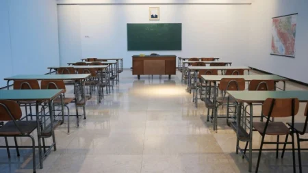 Češka planira zabraniti mobilne telefone u osnovnim školama od 2027. godine Češka planira zabraniti mobilne telefone u osnovnim školama od 2027. godine