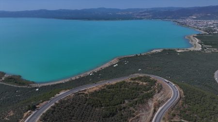 Izničko jezero u Turskoj poprimilo tirkiznu boju