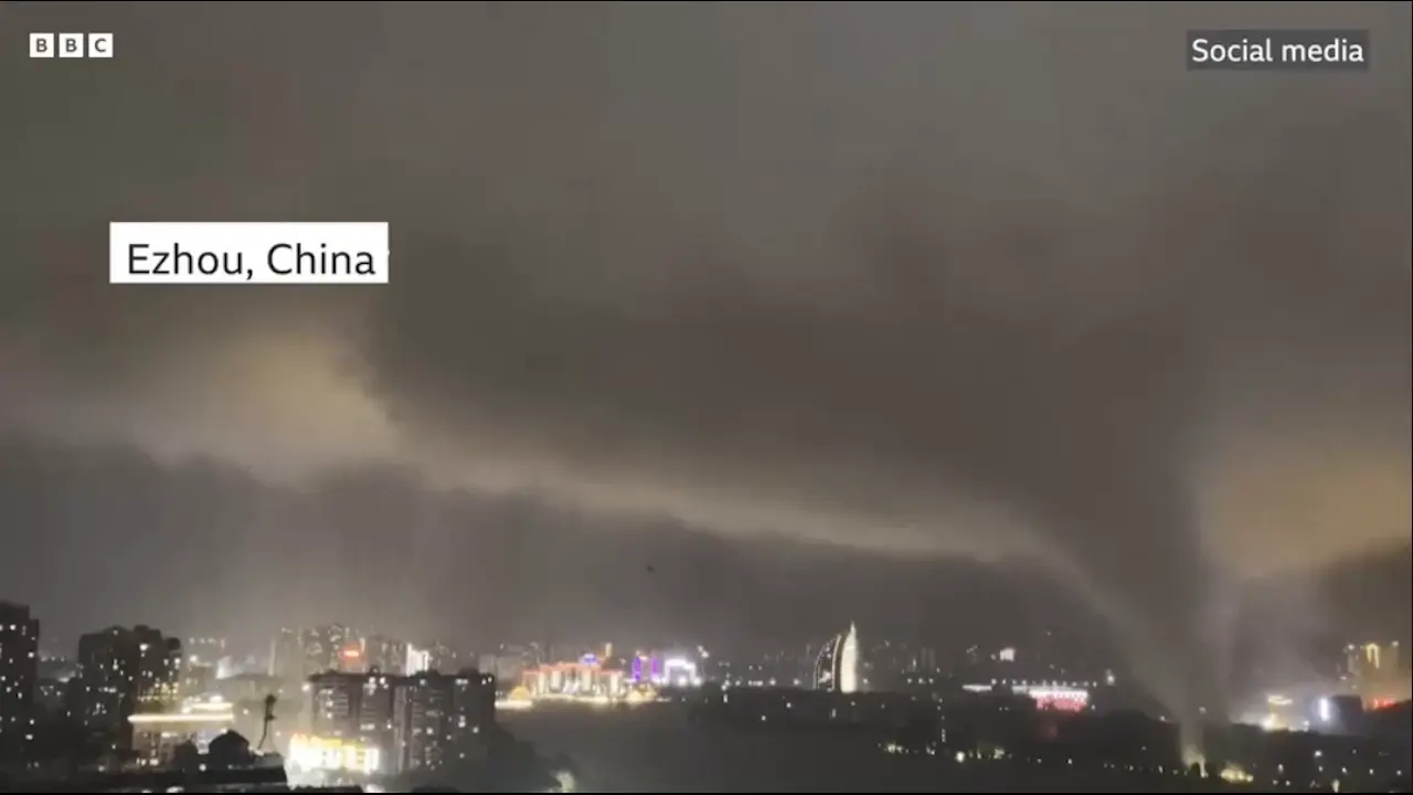 Raste broj žrtava razornih oluja u Kini, tornado poharao gradove u provinciji Hubei Raste broj žrtava razornih oluja u Kini, tornado poharao gradove u provinciji Hubei