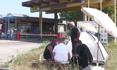 Bivši radnici Koksare Lukavac nastavili štrajk, noć proveli ispred fabrike Bivši radnici Koksare Lukavac nastavili štrajk, noć proveli ispred fabrike