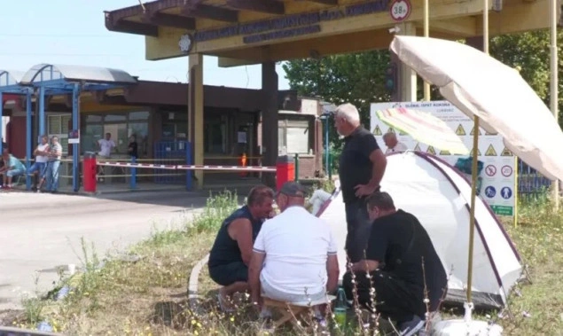 Bivši radnici Koksare Lukavac nastavili štrajk, noć proveli ispred fabrike Bivši radnici Koksare Lukavac nastavili štrajk, noć proveli ispred fabrike