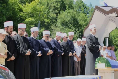 Dženaza u Tihovićima i podsjetnik na zločin nad bošnjačkim civilima Dženaza u Tihovićima i podsjetnik na zločin nad bošnjačkim civilima