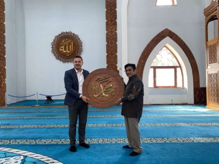 Vrijedan umjetnički dar iz Indonezije za jednu od najvećih sarajevskih džamija