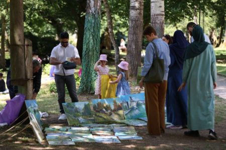 Vrelo Bosne puno posjetilaca: Građani uživali u šetnji i prirodi Vrelo Bosne puno posjetilaca: Građani uživali u šetnji i prirodi