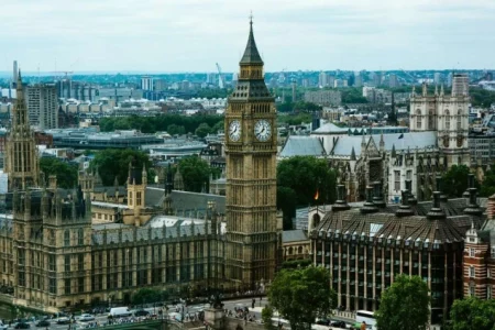 Dvojica Rumuna osuđena zbog napada nožem na iranskog novinara u Londonu Dvojica Rumuna osuđena zbog napada nožem na iranskog novinara u Londonu
