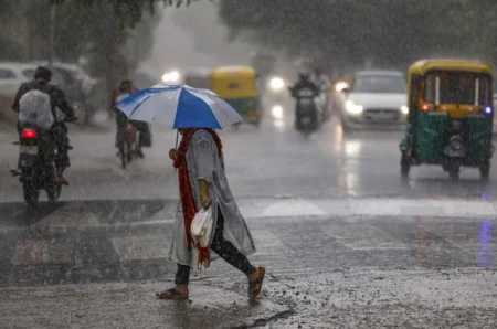 Monsun izazvao haos širom Indije: Najmanje 13 poginulih, saobraćaj paralizovan Monsun izazvao haos širom Indije: Najmanje 13 poginulih, saobraćaj paralizovan