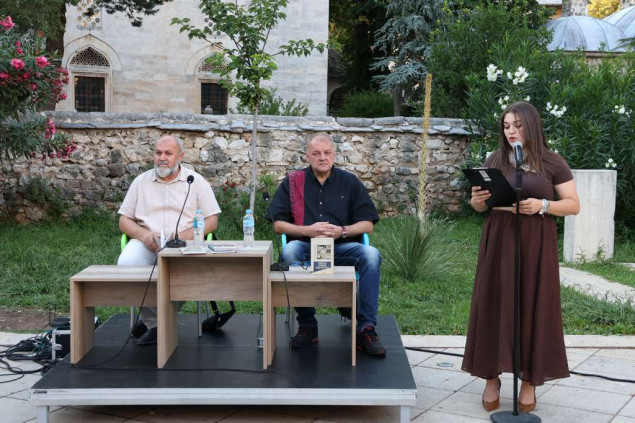Zbirka poezije Osmijeh Jasmine Ahmetspahić promovisana na Mostarskom ljetu