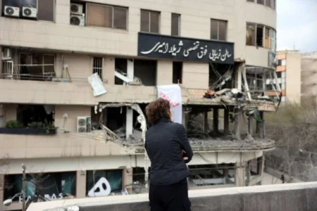 Iran obnovio napade na zaljevske države nakon još jedne noći američkih napada Iran obnovio napade na zaljevske države nakon još jedne noći američkih napada
