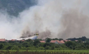 Veliki požari u Hercegovini: Požar iz Hrvatske proširio se u BiH, spašavaju se kuće