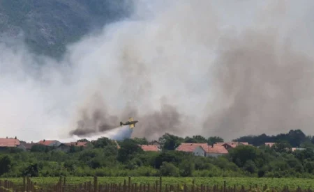 Veliki požari u Hercegovini: Požar iz Hrvatske proširio se u BiH, spašavaju se kuće