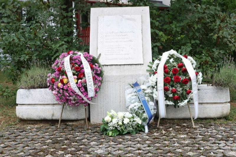 Obilježena 33. godišnjica stradanja Sarajlija u redu za vodu u ulici Hakije Turajlića na Dobrinji