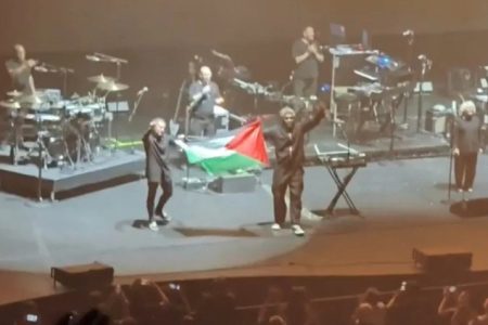 Singapurska policija istražuje Massive Attack nakon isticanja palestinske zastave na koncertu