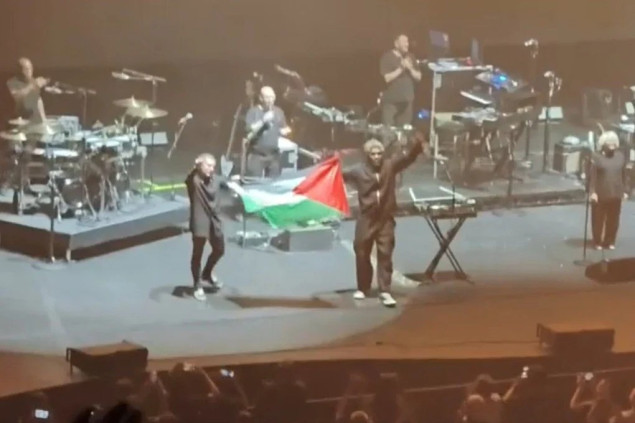 Singapurska policija istražuje Massive Attack nakon isticanja palestinske zastave na koncertu