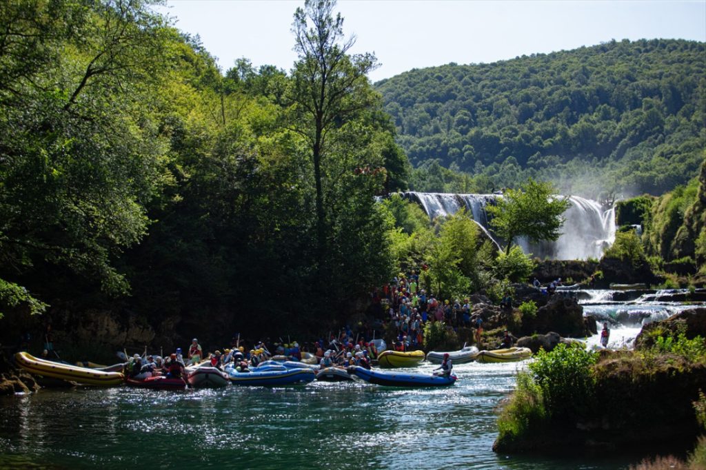 Počela druga etapa 52. Internacionalne Una regate, učesnici veslaju od Štrbačkog buka do Ripča
