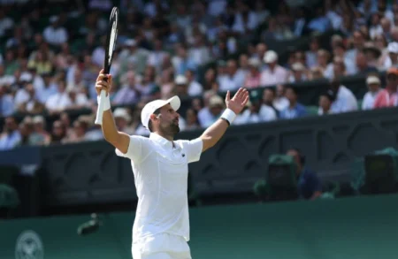 Đoković poslije četiri seta pobijedio Safiullina za plasman u četvrtfinale Wimbledona Đoković poslije četiri seta pobijedio Safiullina za plasman u četvrtfinale Wimbledona