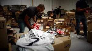 U Velikoj Britaniji zaplijenjeni falsifikovani nogometni dresovi vrijedni više od 18 miliona funti