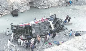 Najmanje 40 poginulih u padu autobusa u provaliju u Pakistanu