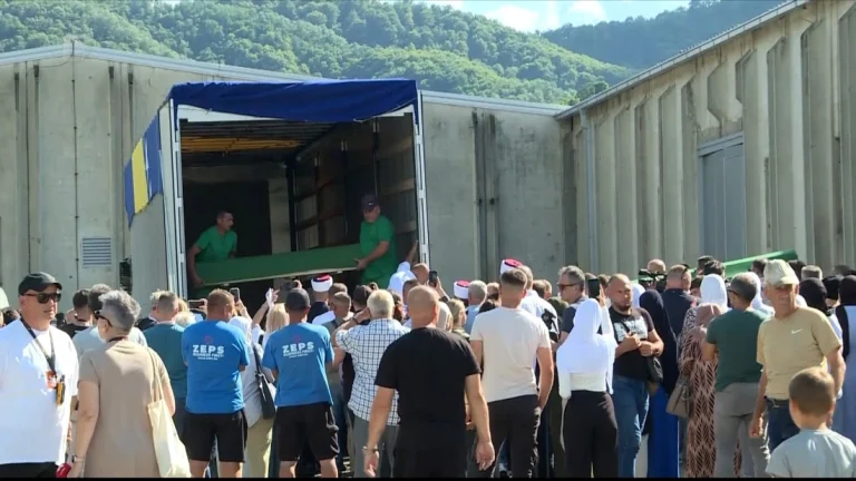 Tužna kolona stigla u Potočare: Tabuti uneseni u Memorijalni centar