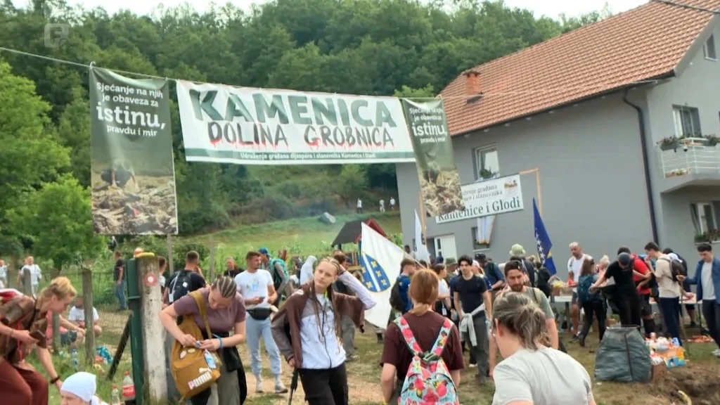 Učesnici Marša mira prošli Dolinom grobnica i stigli u Mravinjce