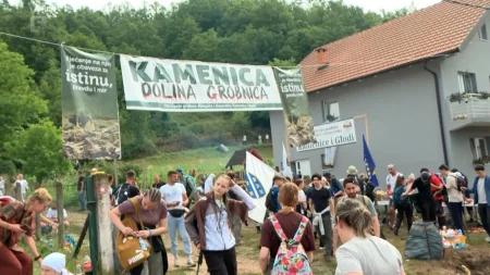Učesnici Marša mira prošli Dolinom grobnica i stigli u Mravinjce Učesnici Marša mira prošli Dolinom grobnica i stigli u Mravinjce