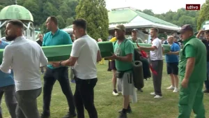 Tabuti preneseni do musale u Potočarima: Posljednji oproštaj porodica od žrtava genocida u Srebrenici