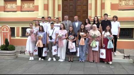 Brčko nagradilo najbolje učenike: Dodijeljena priznanja i novčane nagrade Brčko nagradilo najbolje učenike: Dodijeljena priznanja i novčane nagrade
