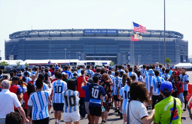 Dugački redovi za ulazak na stadion u New Jerseyju u zbog pojačanih bezbjednosnih mjera Dugački redovi za ulazak na stadion u New Jerseyju u zbog pojačanih bezbjednosnih mjera