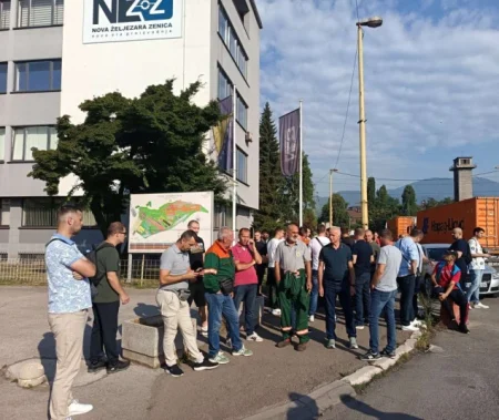 Zbog kašnjenja plaće i neizvjesne sudbine radnici Toplane Zenica izašli na protest Zbog kašnjenja plaće i neizvjesne sudbine radnici Toplane Zenica izašli na protest