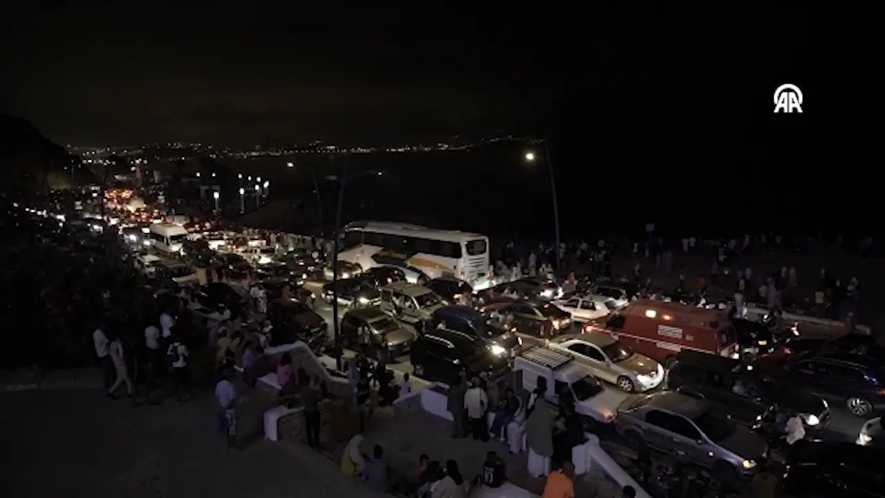 Hiljade migranata pokušale ući u špansku enklavu Ceutu: Poginulo najmanje 18 ljudi, granica pod ogromnim pritiskom Hiljade migranata pokušale ući u špansku enklavu Ceutu: Poginulo najmanje 18 ljudi, granica pod ogromnim pritiskom