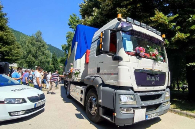 Danas ispraćaj posmrtnih ostataka 10 žrtava genocida u Srebrenici na putu ka Potočarima