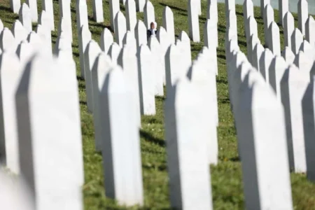 Višegodišnje izbjegavanje Srbije da procesuira optužene za genocid u Srebrenici Višegodišnje izbjegavanje Srbije da procesuira optužene za genocid u Srebrenici