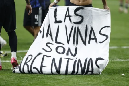 Britanska vlada traži istragu protiv Argentine zbog transparenta o Foklandskim ostrvima Britanska vlada traži istragu protiv Argentine zbog transparenta o Foklandskim ostrvima