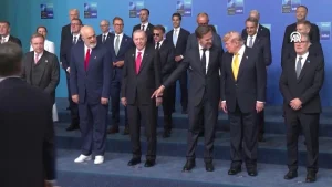 Arogancija ispred diplomatije: Kamere zabilježile Trumpov rezervisan nastup među NATO liderima