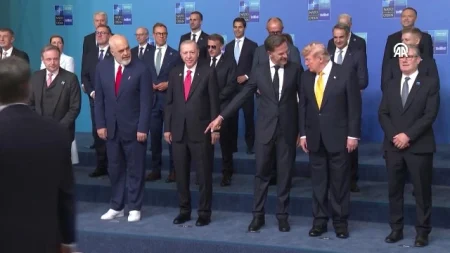 Arogancija ispred diplomatije: Kamere zabilježile Trumpov rezervisan nastup među NATO liderima Arogancija ispred diplomatije: Kamere zabilježile Trumpov rezervisan nastup među NATO liderima