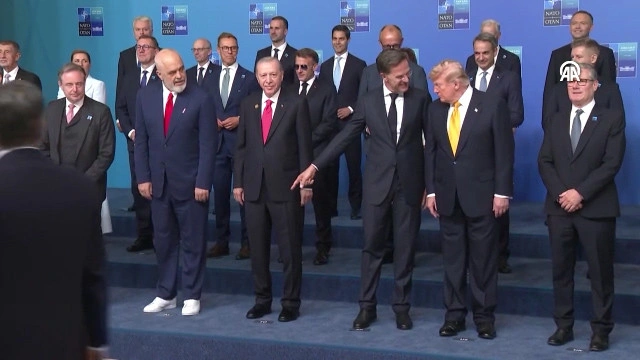 Arogancija ispred diplomatije: Kamere zabilježile Trumpov rezervisan nastup među NATO liderima Arogancija ispred diplomatije: Kamere zabilježile Trumpov rezervisan nastup među NATO liderima