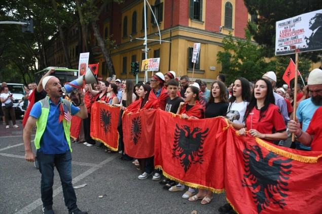 Policija suzavcem protiv antivladine „Flamingo revolucije u Tirani