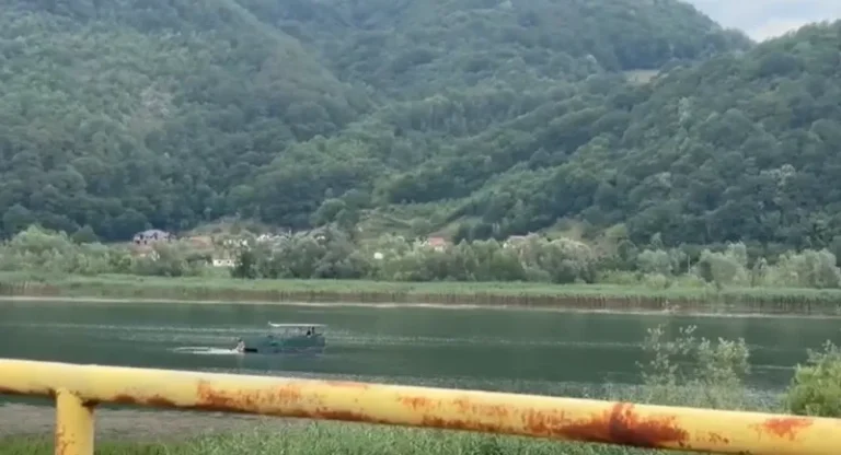 Nakon komemoracije u Potočarima: Sa splava na Zvorničkom jezeru čule se pjesme koje pozivaju na genocid Nakon komemoracije u Potočarima: Sa splava na Zvorničkom jezeru čule se pjesme koje pozivaju na genocid