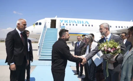 Zelensky stigao u Ankaru: Ukrajina traži nove sisteme odbrane, dronove i veću podršku NATO-a Zelensky stigao u Ankaru: Ukrajina traži nove sisteme odbrane, dronove i veću podršku NATO-a