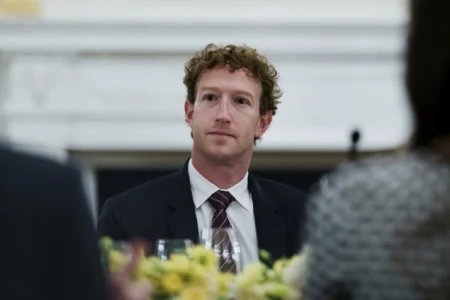 Zuckerberg suočen s pitanjima zašto njegova superjahta nije pomogla brodu u nevolji, već je to učinio udaljeniji kruzer Zuckerberg suočen s pitanjima zašto njegova superjahta nije pomogla brodu u nevolji, već je to učinio udaljeniji kruzer