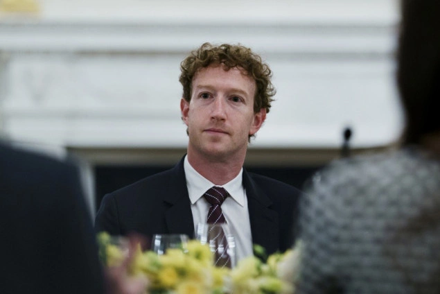Zuckerberg suočen s pitanjima zašto njegova superjahta nije pomogla brodu u nevolji, već je to učinio udaljeniji kruzer Zuckerberg suočen s pitanjima zašto njegova superjahta nije pomogla brodu u nevolji, već je to učinio udaljeniji kruzer