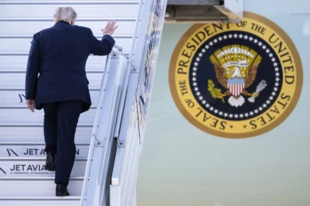 Zbog iranske prijetnje Trump tajno prebačen na drugi avion: Otvoreno pitanje sigurnosti novinara i osoblja