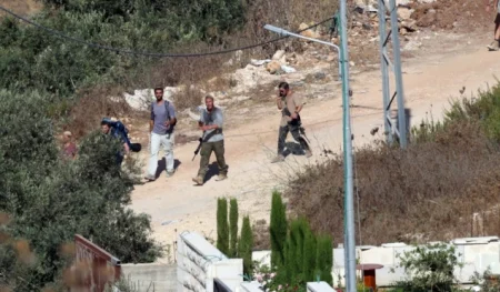 Izraelski doseljenici napali više sela na okupiranoj Zapadnoj obali, povrijeđena dva Palestinca Izraelski doseljenici napali više sela na okupiranoj Zapadnoj obali, povrijeđena dva Palestinca