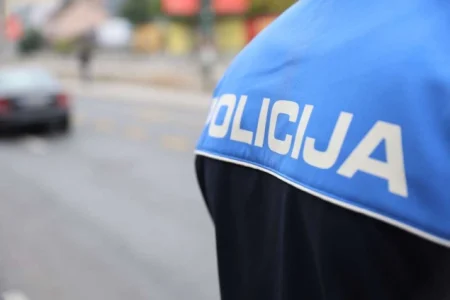 Policajac van dužnosti motorom udario u grupu pješaka, jedna osoba poginula Policajac van dužnosti motorom udario u grupu pješaka, jedna osoba poginula