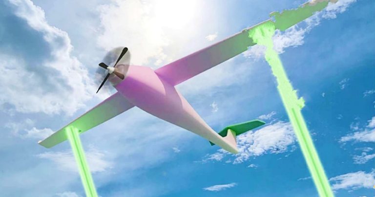 Beskrajni let: snažni laseri bežično pune dronove u zraku Beskrajni let: snažni laseri bežično pune dronove u zraku