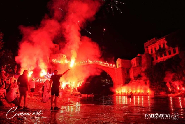 Manifestacija Crvena noć pod Starim – Večer Rođenih održana u Mostaru